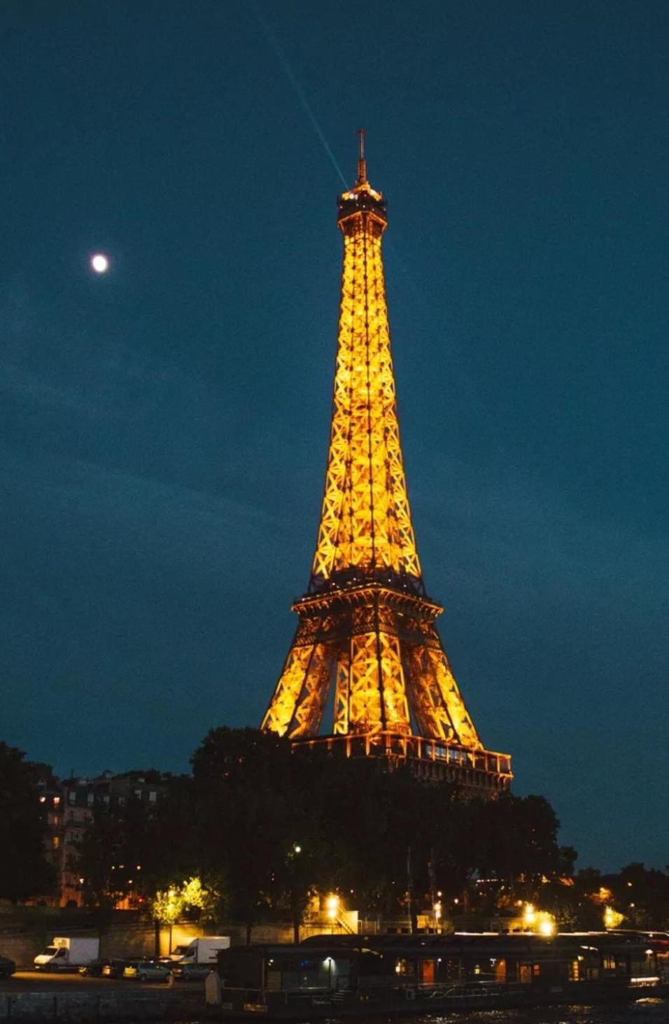 A Cote De Land Paris