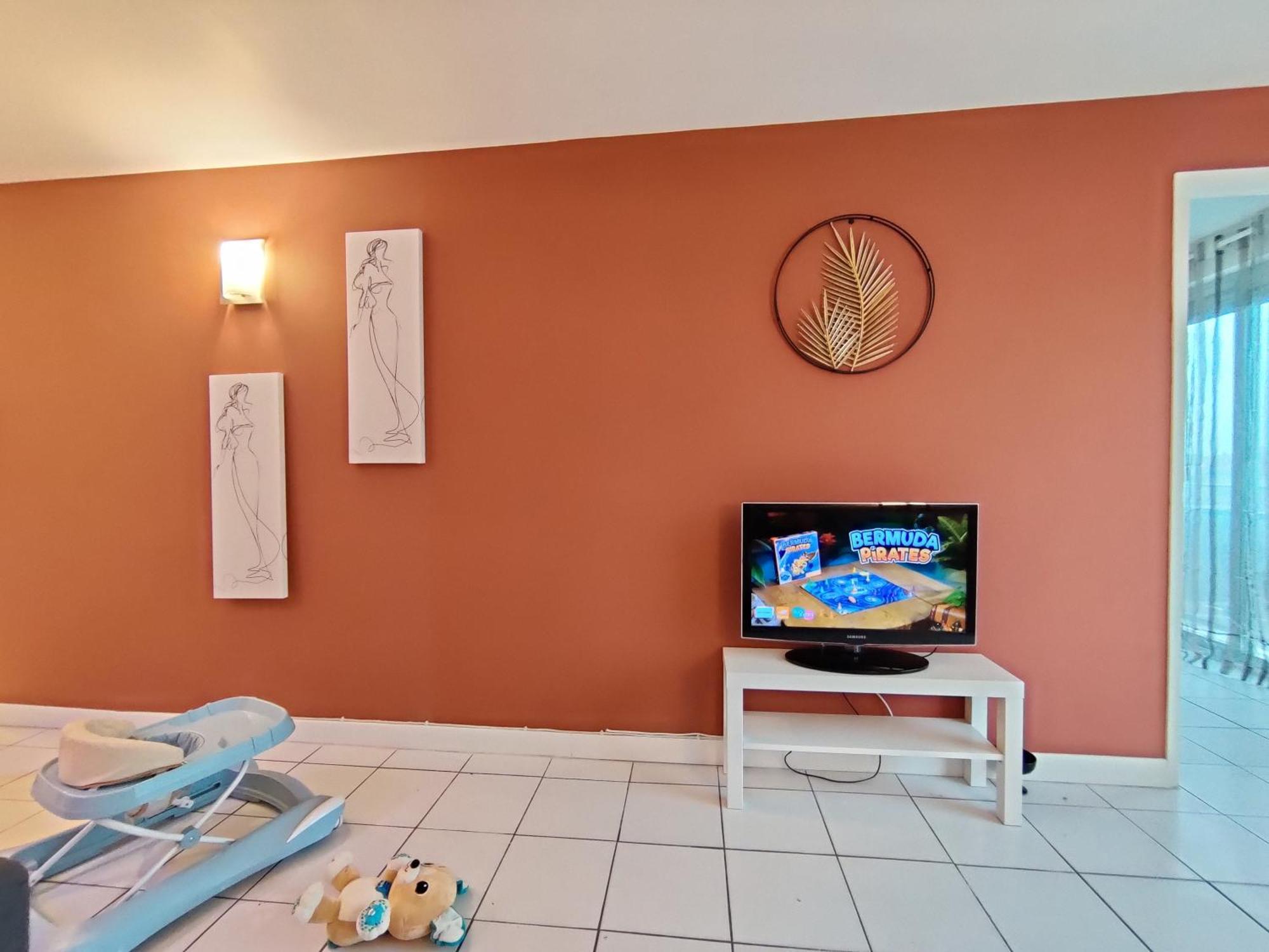 A Cote De Land Paris Apartment *
